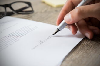 Booking.com : pourquoi et comment signer un contrat de location ?